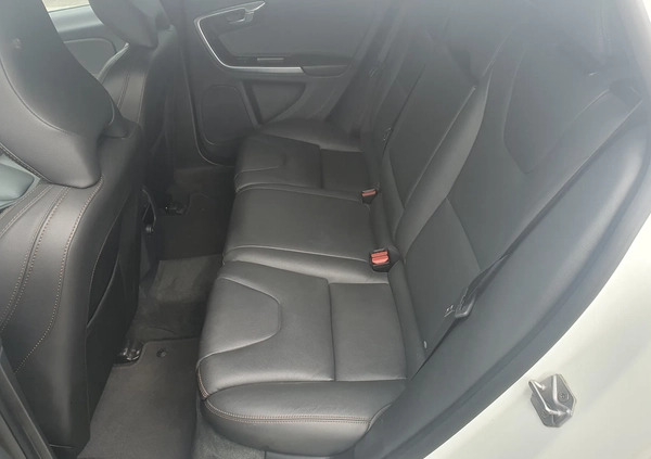 Volvo V60 Cross Country cena 67900 przebieg: 133000, rok produkcji 2016 z Stronie Śląskie małe 232